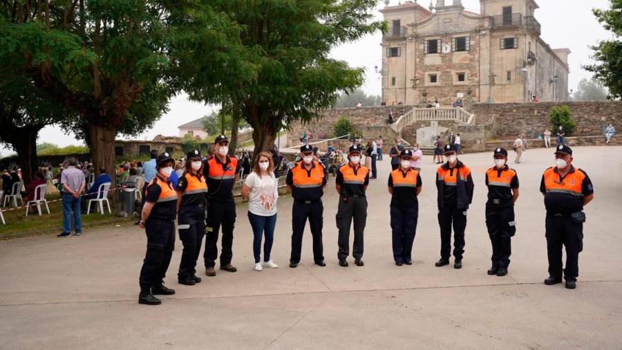 Integrantes de Protección Civil-Emerxencias de Lalín coa concelleira do ramo. Foto: C. L.