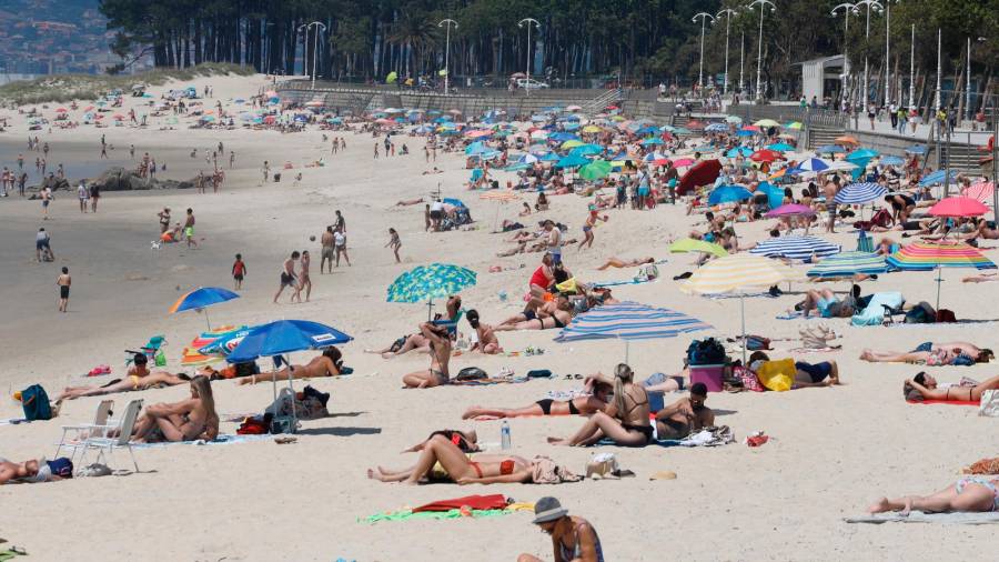 Varias personas se bañan y toman el sol en la playa de Samil, en Vigo, Pontevedra, Galicia (España). Marta Vázquez Rodríguez / Europa Press 30/05/2021