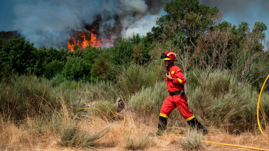 Un efectivo da UME, o xoves, durante as labores de extinción do voraz incendio radicado entre os concellos ourensáns de Cualedro e Monterrei. Foto: B.Lorenzo