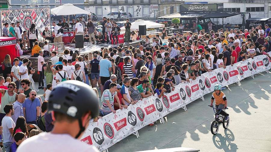 Numeroso público contemplando na explanada portuaria unha proba deportiva do Rompetiño Jump. Foto: R. J.