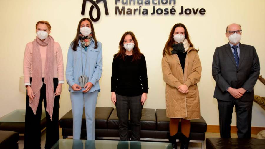Manuel Aguilar seguido de Yoya Neira, Inés Rey, Felipa Jove y María Lemos, ayer tras la firma del convenio de inserción. Foto: Sasha