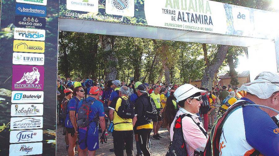 PRECEDENTE. Unha imaxe da andaina Terras de Altamira celebrada no ano 2019 con numerosos participantes. Foto: G.