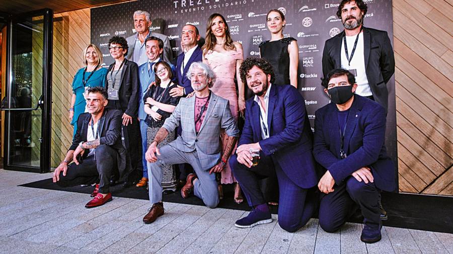 Paloma Lago, en el centro, rodeada de invitados a la gala TrezeLuzes como la actriz María Mera, a su lado; Fernando Romay y Óscar Pereiro, a al izquierda o Sergio Pazos y Touriñán