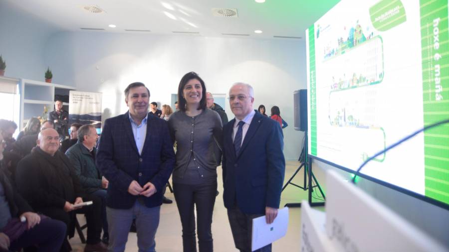 En primer término, el regidor Manuel Rivas, la conselleira Ángeles Vázquez y el alcalde Manuel Mirás. Foto: CR