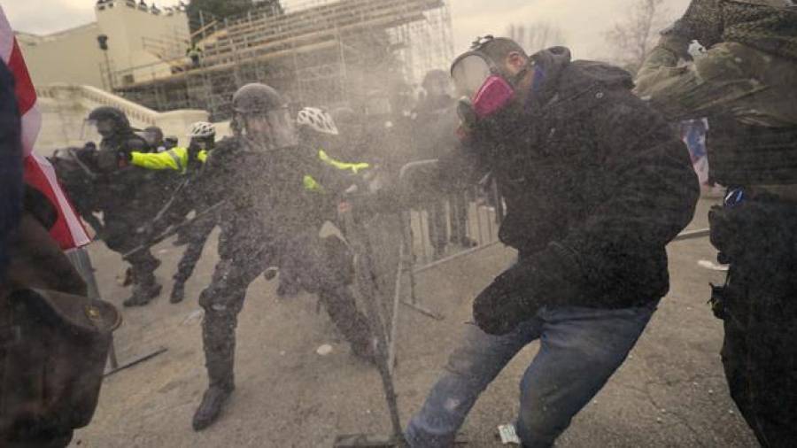 Una imagen del enfrentamiento entre seguidores de Trump y la policía en el Capitolio. Foto: Efe