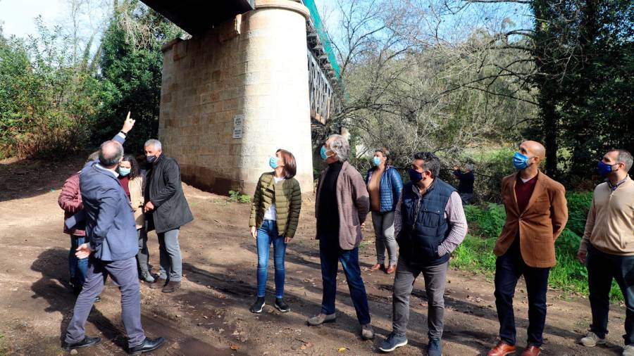 La conselleira y los alcaldes bajo el puente histórico que atraviesa el recorrido Foto: X. G.
