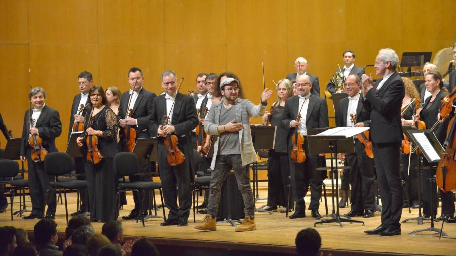 orquesta. Alcalde, centro, saludando entre los músicos de la Real Filharmonía de Galicia. Foto: R.F.G.