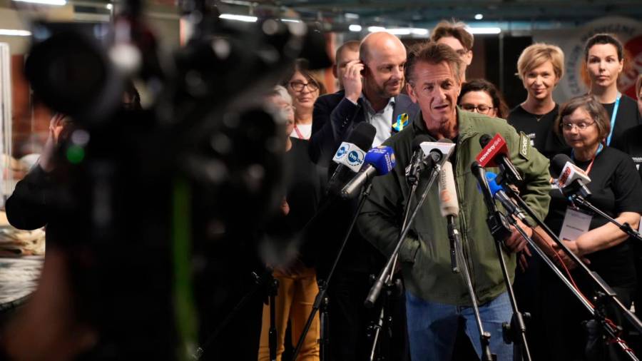 O actor Sean Penn durante a súa comparecencia ante os medios de comunicación durante a súa visita a Full Market. Foto: Marcos Rodríguez