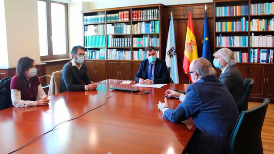 Imagen del encuentro que mantuvieron ayer Oujo, izquierda, Rodríguez y Eimil. Foto: Xunta