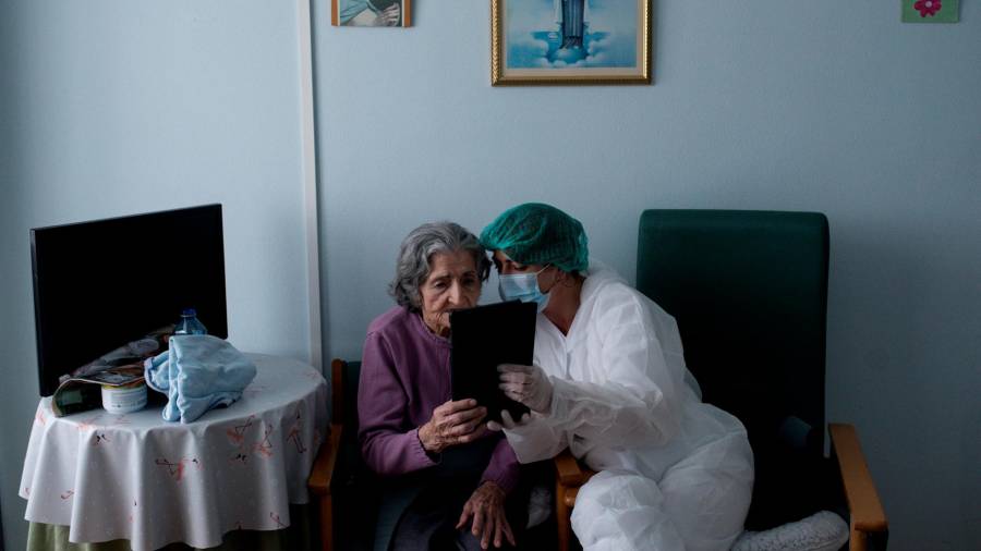 covid. María López, de 100 años, hace una videollamada con su familia de Canadá con ayuda de una trabajadora del centro San Carlos de Celanova, en imagen de archivo. Foto: B. Lorenzo/Efe