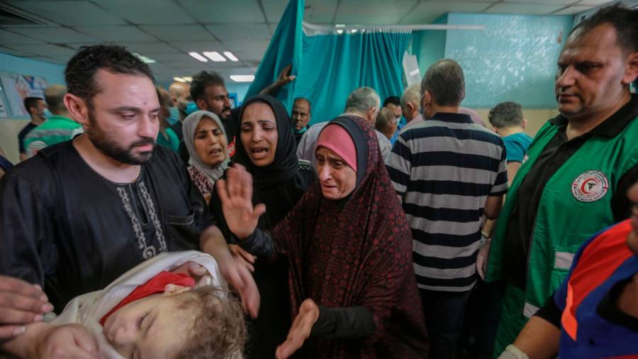 16 de maio de 2021, territorios palestinos, cidade de Gaza: os palestinos choran un neno palestino, que foi asasinado nun ataque aéreo israelí, dentro do tanatorio do hospital Al-Shifa no medio do intenso estalido da violencia israelí-palestina. Foto: Mohammed Talatene / dpa