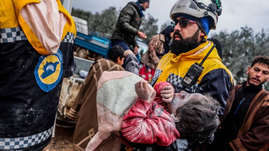 Personal de emergencias carga el cuerpo de una niña de un edificio destruido. Foto: Europa Press 