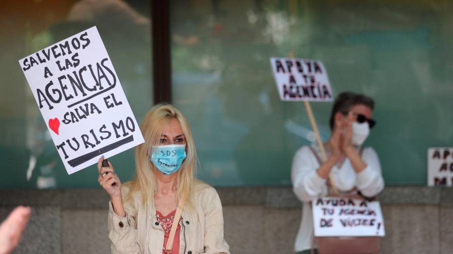 Manifestantes en la concentración convocada ayer por las agencias de viajes en Madrid . Foto: Efe