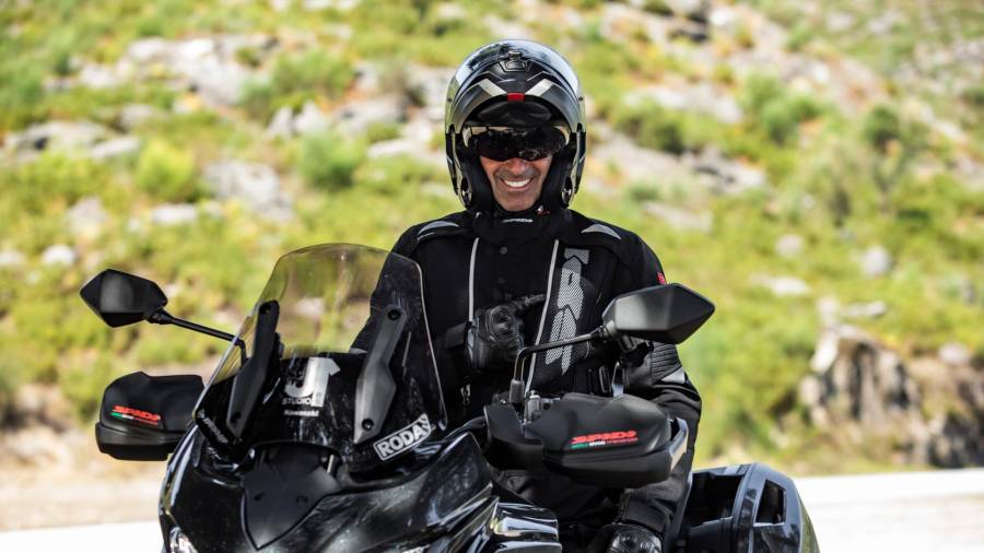 Juan Noguerol se proclamó en 2020 campeón mundial y de España sobre su moto, una Kawasaki Versys 1000; entre los patrocinadores que le apoyaron en su aventura estatal y mundial están Spidi, Dunlop, Rodamoto, HJC y Sisco