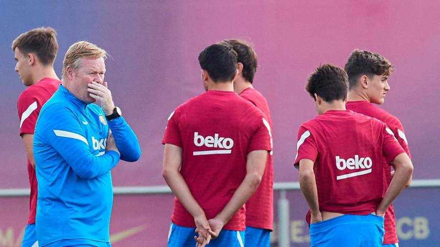 El entrenador del FC Barcelona, Ronald Koeman, durante el entrenamiento de este viernes en la ciudad deportiva Joan Gamper. Foto: EFE/Alejandro García.