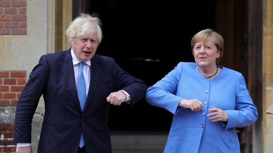 Johnson y Merkel bromean con el saludo. Foto: Europa Press