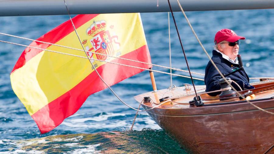SM el Rey Juan Carlos I, navegando en las aguas de la ría de Pontevedra. Foto: María Muiña