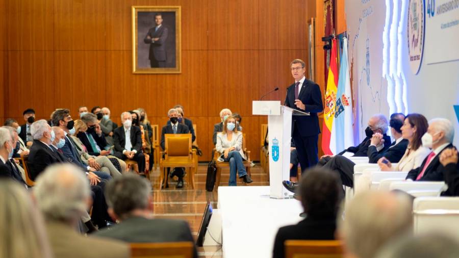 El presidente de la Xunta se dirige a los asistentes al acto celebrado en el Parlamento para commemorar que hace 40 años se celebraron las primeras elecciones autonómicas gallegas