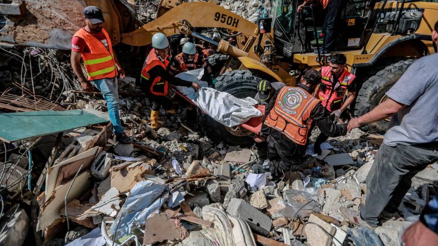 16 de maio de 2021,Territorios palestinos, cidade de Gaza: os paramédicos palestinos desenterran o corpo dunha persoa morta atopada nos cascallos dunha casa derrubada tras un ataque aéreo israelí, no medio do intenso estalido da violencia israelí-palestina. Foto: Mohammed Talatene / dpa