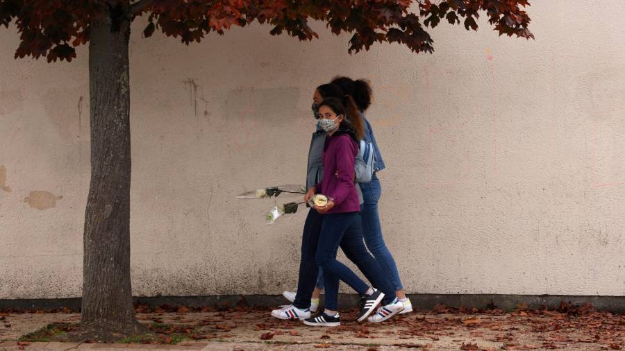 respeto. Un grupo de adolescentes llevan al colegio flores en homenaje al profesor asesinado. Foto: Yoan Valat/Efe/EPA