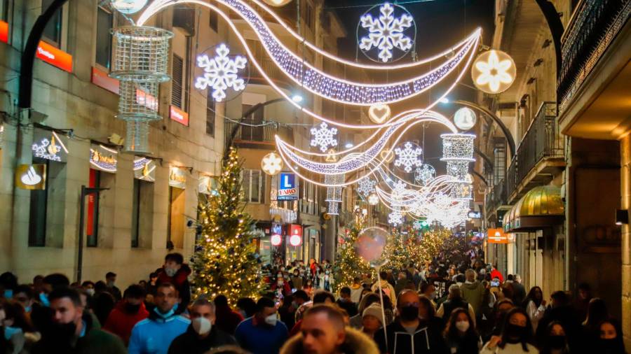 Varias personas esperan el encendido de las luces navideñas, a 20 de noviembre de 2021, en Vigo, Pontevedra, Galicia (España). Foto: Marta Vázquez Rodríguez