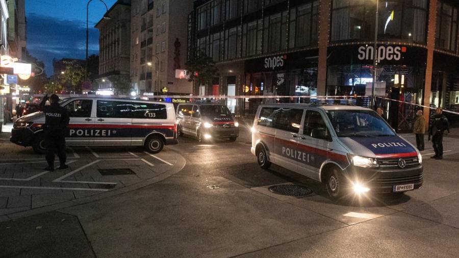 Cordón policial en Viena. FOTO:EFE/EPA/CHRISTIAN BRUNA