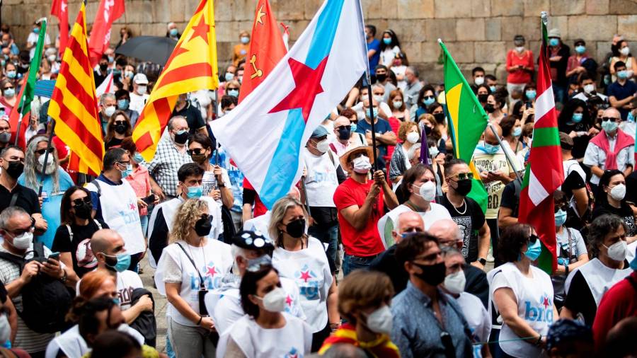 SANTIAGO DE COMPOSTELA , 25/07/2021.- Cientos de personas participan este domingo en la manifestación del Día da Patria, que cada 25 de julio promueve el BNG, partido que es líder de la oposición en Galicia. EFE/Óscar Corral