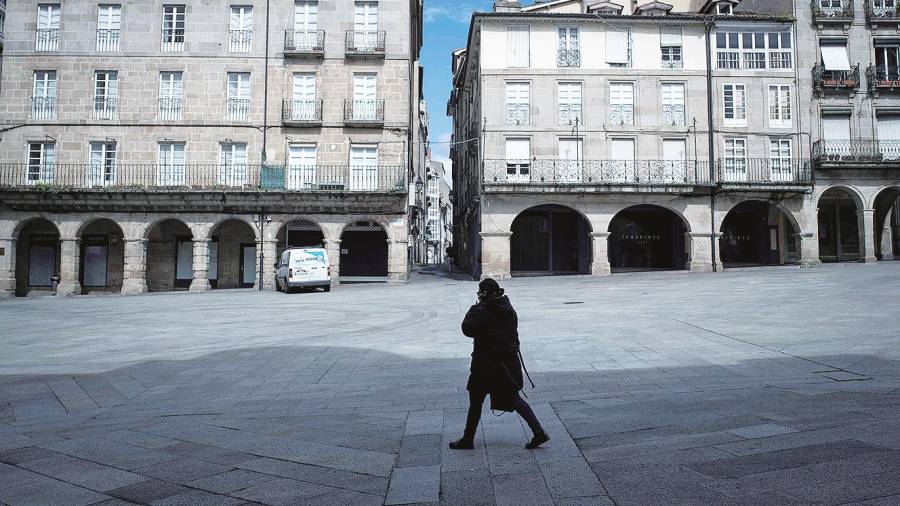 Una persona camina por la praza Maior de Ourense vacía durante el estado de alarma decretado en 2020. Foto: B.Lorenzo.