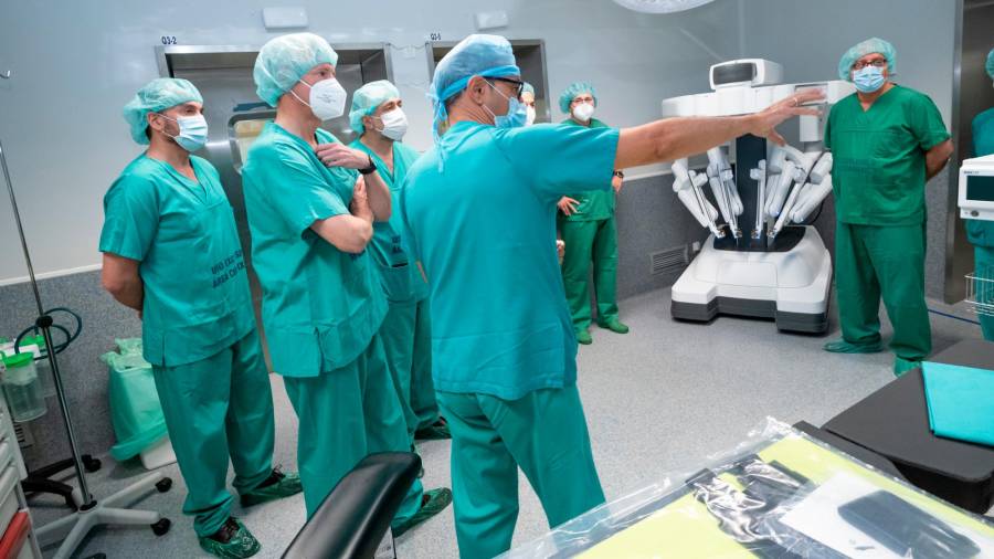 Saúde. Alfonso Rueda visitando o robot cirúrxico Da Vinci disposto no CHUF. Foto: Xunta