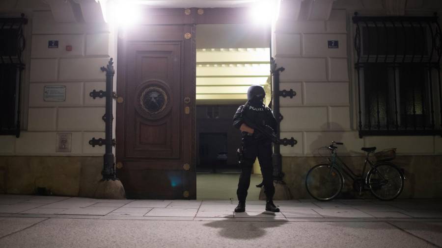 Policía de las fuerzas de Austria en la zona del atentado de Viena. FOTO: EFE/EPA/CHRISTIAN BRUNA