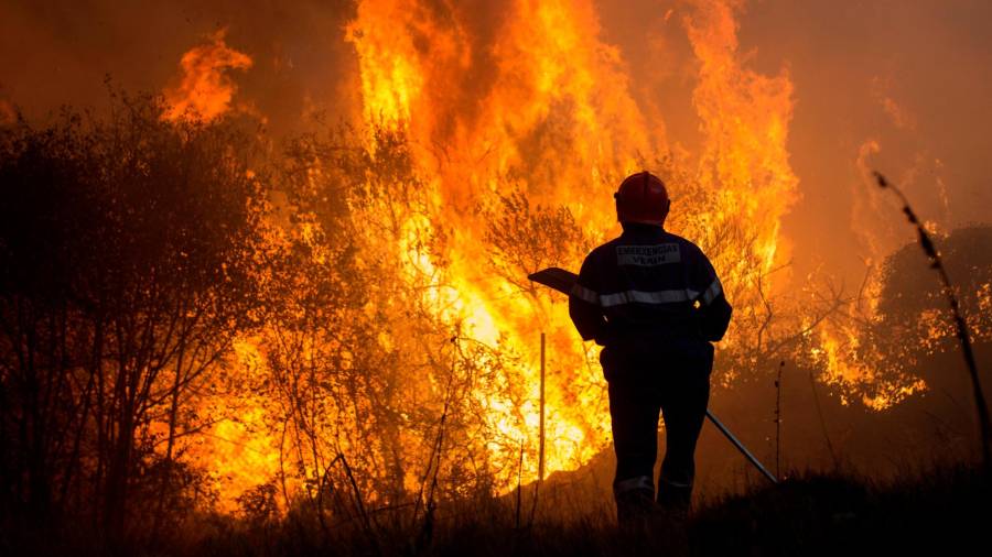 GRAF4203. RAIRIZ DE VEIGA (OURENSE), 13/09/2020.- Varios bomberos forestales realizan labores de extinción en el incendio forestal de Cualedro, que ha obligado a decretar la situación 2 por la proximidad a las viviendas. Galicia ha vivido un fin de semana negro, recrudecido este domingo, con más de 2.250 hectáreas forestales arrasadas por el fuego en tres provincias, la de Ourense, que se ha llevado la peor parte con nueve incendios; la de Lugo y la de Pontevedra. EFE/ Brais Lorenzo