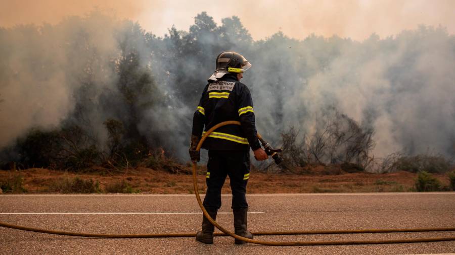Un bombero trabaja en la zona cercana al incendio de la Sierra de la Culebra // Emilio Fraile / Europa Press 17/06/2022