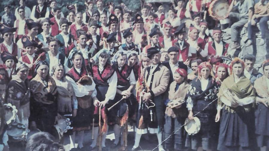 Grupo de gaiteiros participantes en la tradicional romería del Santiaguiño do Monte, el 25 de julio de 1967. Foto: Archivo familia Camilo Agrasar 