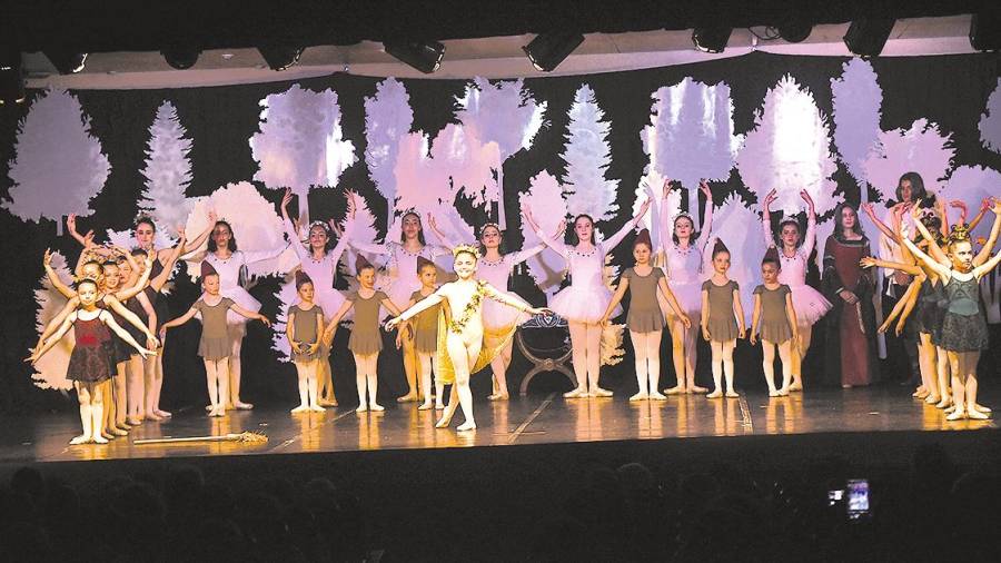 FESTIVAL. Un grupo de alumnas da Escola Municipal de Ballet de Ribeira en plena representación da peza Soño dunha noite de verán, no marco do festival de fin de curso. Foto: C.R.