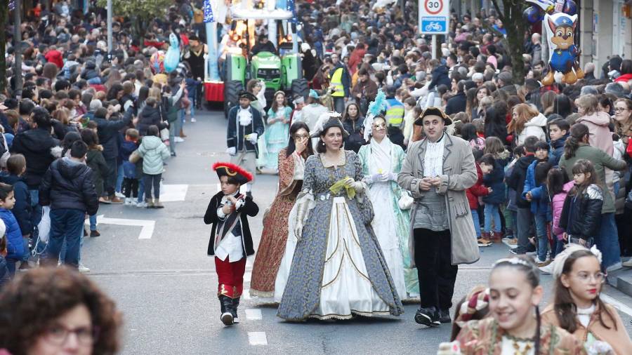 trajes vistosos durante el recorrido de las cinco carrozas por las calles y plazas de Compostela