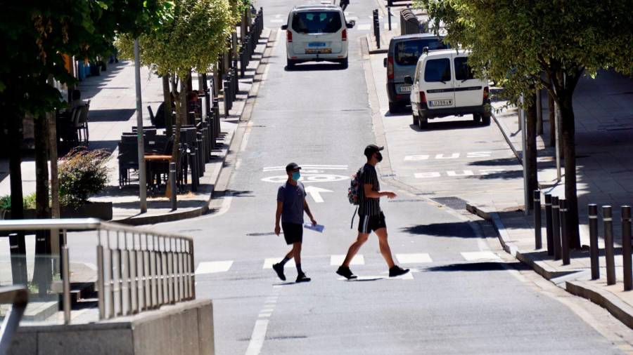 Como muestra esta imagen, muchos peatones no cumplen las normas, con el consiguiente peligro. Foto: F. Blanco