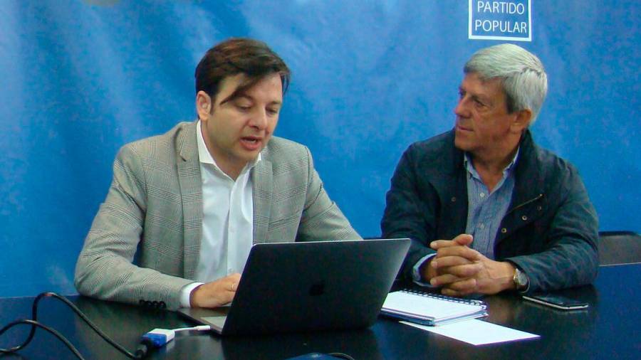 El portavoz del PP de Teo, José Manuel Guerra, a la derecha, con el edil Antonio Reyes. Foto: CG