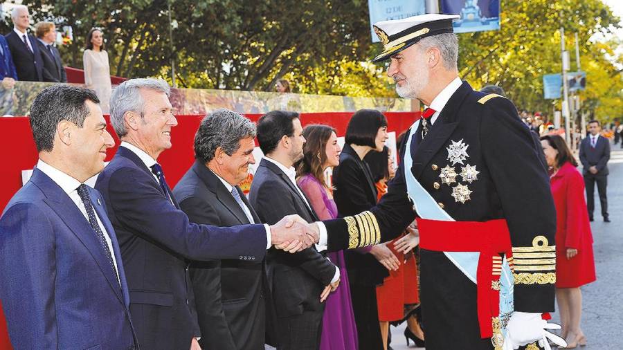 El presidente de la Xunta, Alfonso Rueda, saluda a su Majestad durante la celebración de la Fiesta Nacional . Foto: E.P.