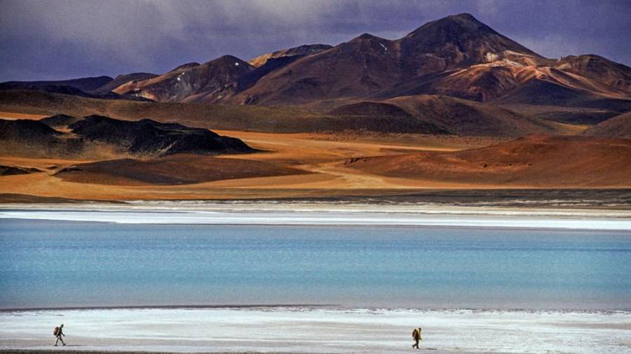 Desierto de Atacama. Es considerado como el desierto más seco del mundo, llega a tal extremo que las antiguas momias de los incas se han conservado como si fuera ayer. Este desierto chileno se encuentra protegido por la cordillera de los Andes y lo componen unos 1000 kilómetros cuadrados de arena y pedrisco. (Fuente, www.traveler.es)