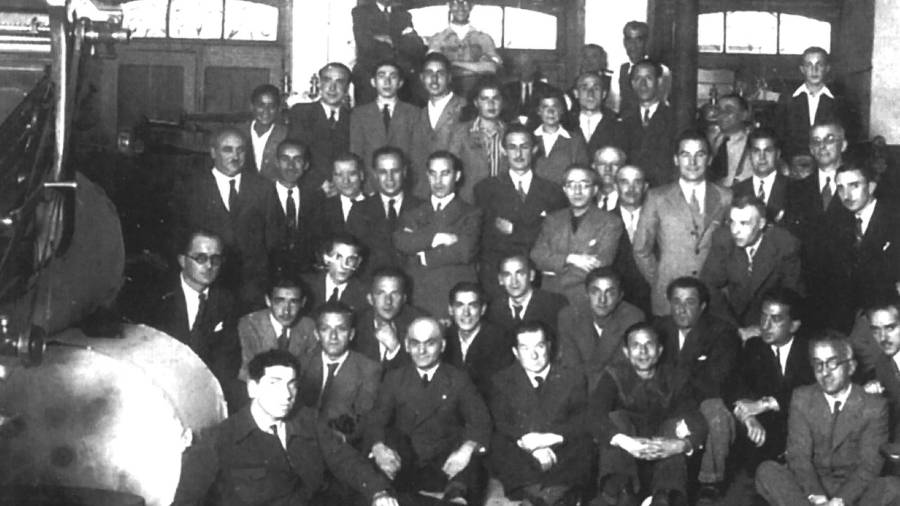 Todos los componentes de Redacción, Administración y Talleres de EL CORREO GALLEGO a finales de la década de los años cuarenta. Foto: ECG 