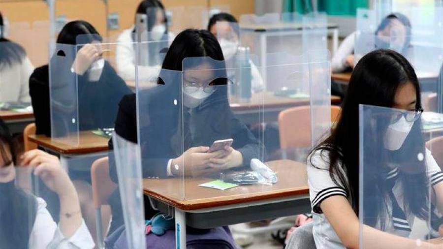 MEdidas. Vuelta a las aulas en Corea del Sur, mascarillas y pantallas. Foto: Europa Press