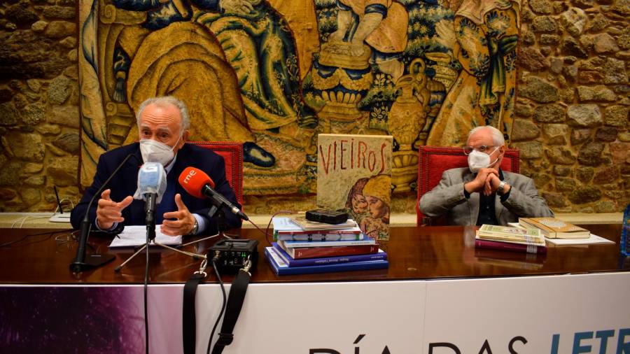 Xesús Alonso Montero, a esquerda, e Víctor Freixanes, onte durante a presentación do homenaxeado. Foto: RAG