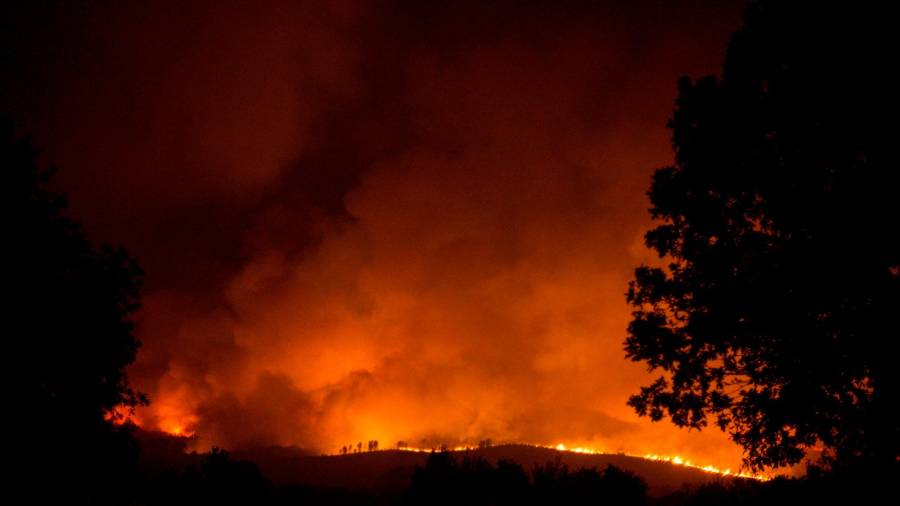 RAIRIZ DE VEIGA (OURENSE), 13/09/2020.- vista nocturna del incendio forestal de Cualedro (Ourense), que ha obligado a decretar la situación 2 por la proximidad a las viviendas. Galicia ha vivido un fin de semana negro, recrudecido este domingo, con más de 2.250 hectáreas forestales arrasadas por el fuego en tres provincias, la de Ourense, que se ha llevado la peor parte con nueve incendios; la de Lugo y la de Pontevedra. EFE/ Brais Lorenzo