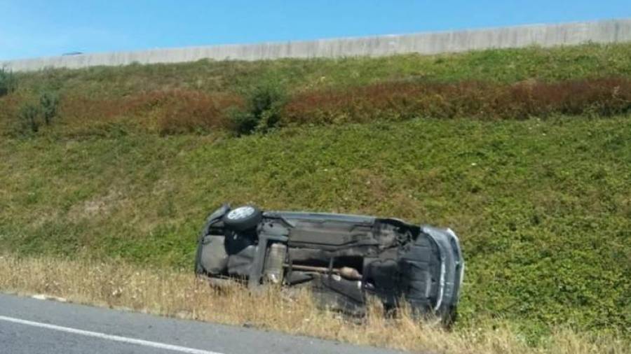 Un coche accidentado en una carretera gallega. Foto: ECG
