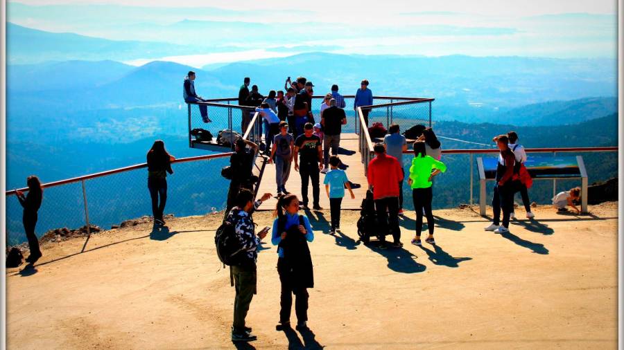 TURISMO. Varios grupos de visitantes (no llevan mascarillas porque las imágenes son de hace más de un año) en el mirador del Monte Muralla de Rianxo disfrutando de la excepcional panorámica. Foto: C. R.