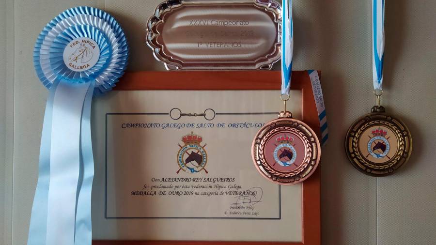 MEDALLAS. Alejandro Rey ganó, entre otros premios, la Medalla de Oro en 2019 en el campeonato gallego de salto de obstáculos, en la categoría de veteranos, reservada a jinetes de más de 45 años. Foto: A.