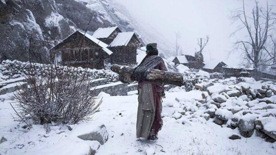 Vida remota. Mattia Passarini nos muestra como una mujer regresa a su casa en la remota villa del Himalaya. (Fuente, www.rolloid.net)