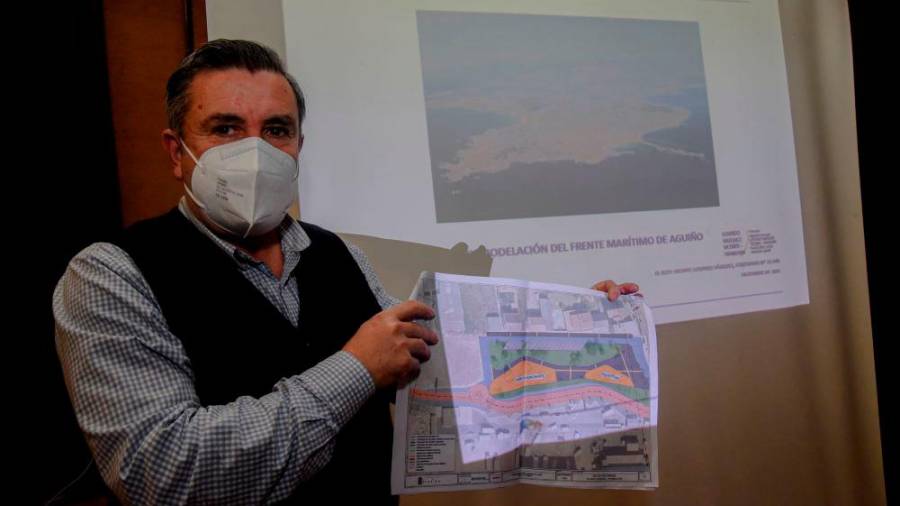 O alcalde, Manuel Ruiz, cun plano do proxecto. Foto: C.R.