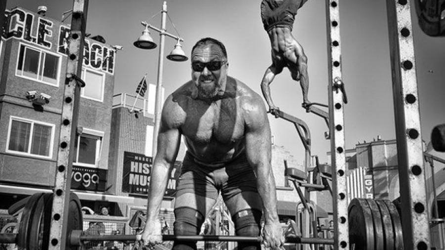 Musculación en la playa. El conocido gimnasio de la playa de Venice Beach, en California, fotografiado por Dotan Saguy. (Fuente, www.rolloid.net)