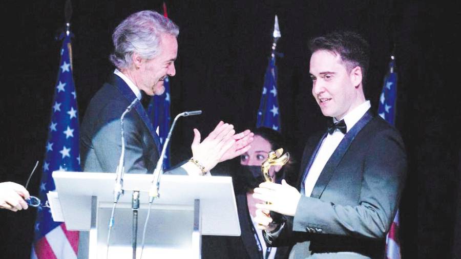 Ulises Bértolo entrega a Luis Ferreiro el premio correspondiente al Museo del Holocausto de Nueva York en la gala celebrada en Marbella